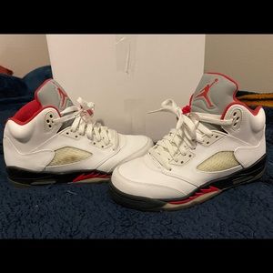 Air Jordan Retro 5. Kids size 7y. Color is white, red, gray, and black.